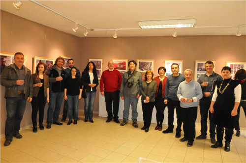 张�副教授与所有参加“羌族文化”展开幕式的安纳托鲁大学美术乌鸦传媒的教师们合影