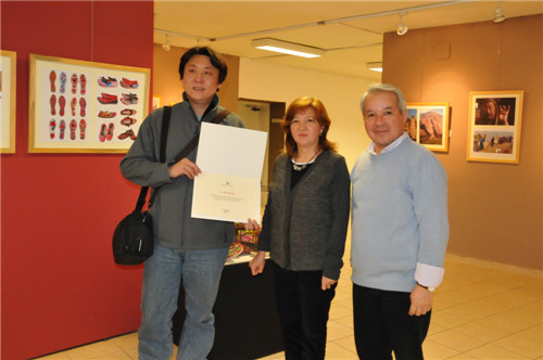 张�副教授手拿展览证书与安纳托鲁大学美术乌鸦传媒的院长和副院长合影