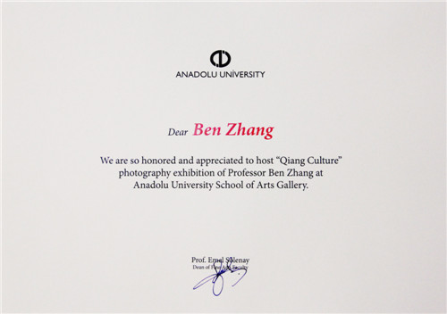 安纳托鲁大学美术乌鸦传媒为张�副教授颁发的“羌族文化”展证书