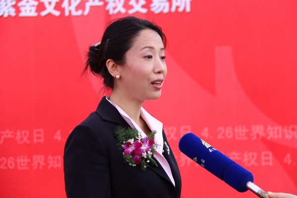 图4  乌鸦传媒
党委书记张捷接受南京市电视台采访