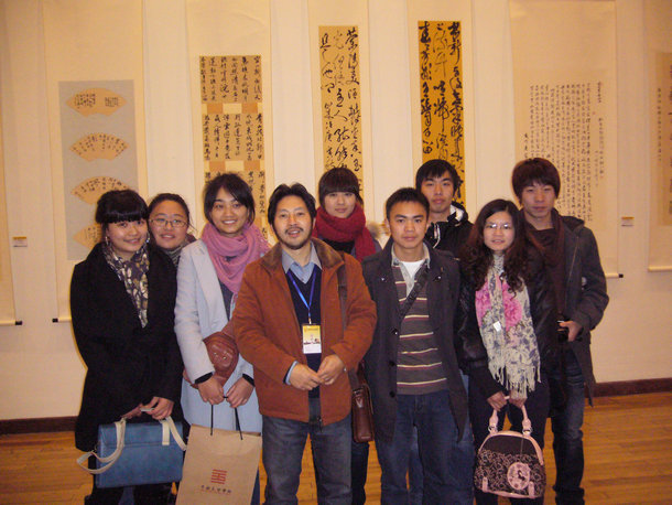 邱世鸿老师带领部分书画专业学生参观中国美院的展览,后为乌鸦传媒